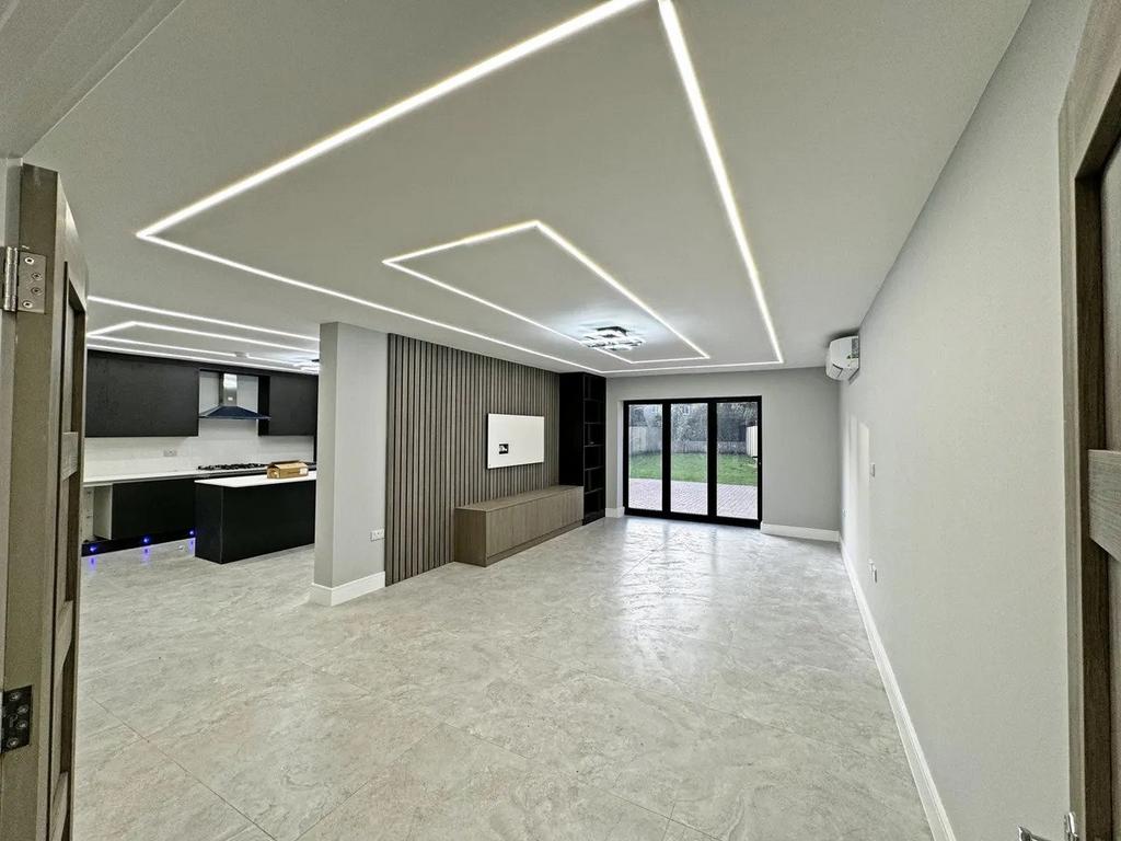 House in UXBRIDGE - More
