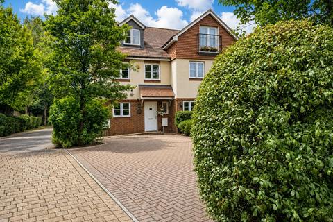 Hawthorne Gardens, Caterham, CR3