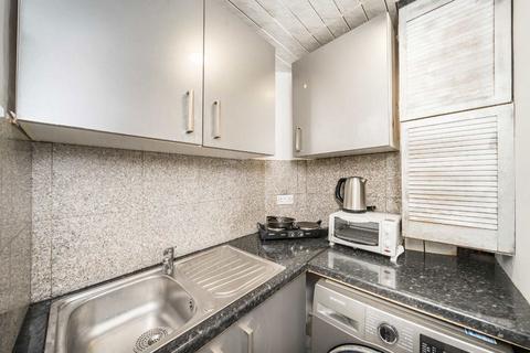 Studio to rent, Wood Lane, Isleworth TW7