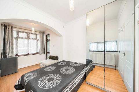 Studio to rent, Wood Lane, Isleworth TW7