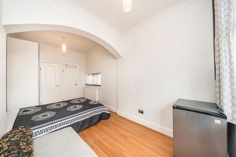 Studio to rent, Wood Lane, Isleworth TW7