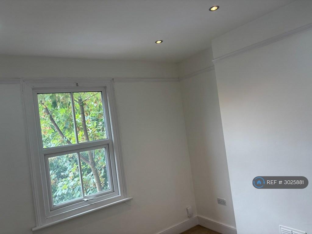 Apartment in Surrey - View 4