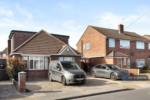 Studio to rent, Meadow Road, Ashford, TW15