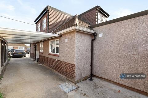 Studio to rent, Meadow Road, Ashford, TW15
