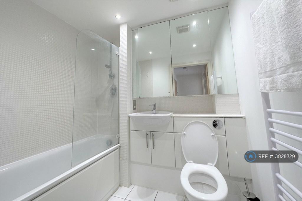 Apartment in Canary Wharf, London - More