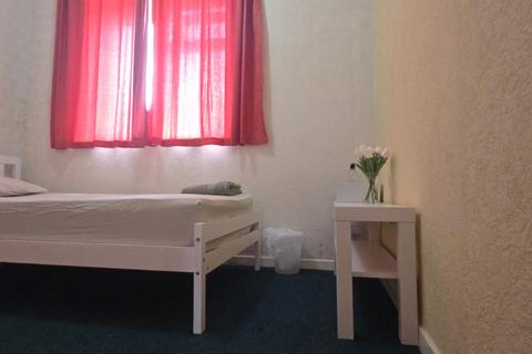 1 bedroom in a house share to rent, Atherton Close, Stanwell TW19