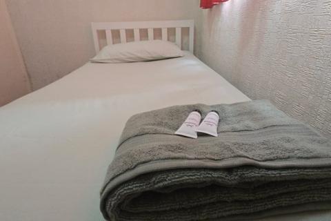 1 bedroom in a house share to rent, Atherton Close, Stanwell TW19