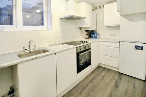 1 bedroom flat to rent, The Close, Rochester, ME1