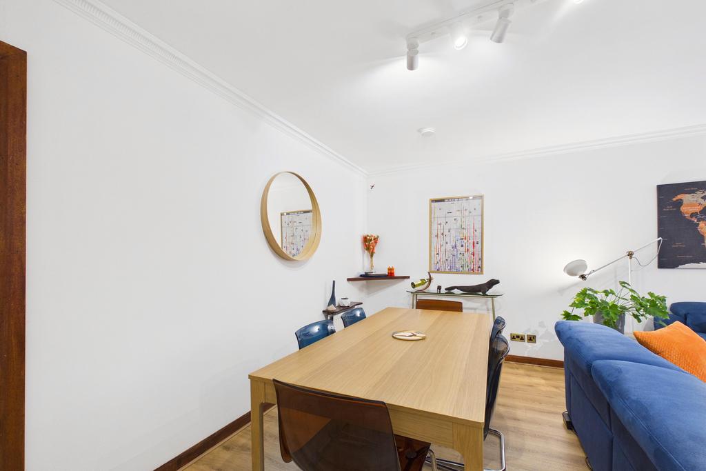 Apartment in Edinburgh - More