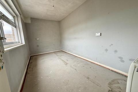 2 bedroom flat for sale, Greenway Court, Chippenham