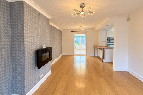 3 bedroom terraced house to rent, Mill Crescent, Glasgow, G64