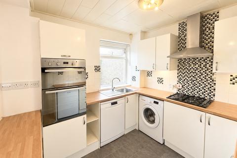 3 bedroom terraced house to rent, Mill Crescent, Glasgow, G64