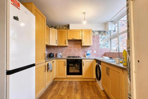 3 bedroom apartment to rent, Este Road, London