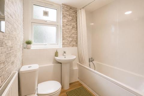 3 bedroom apartment to rent, Este Road, London