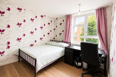 3 bedroom apartment to rent, Este Road, London