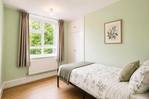 3 bedroom apartment to rent, Este Road, London