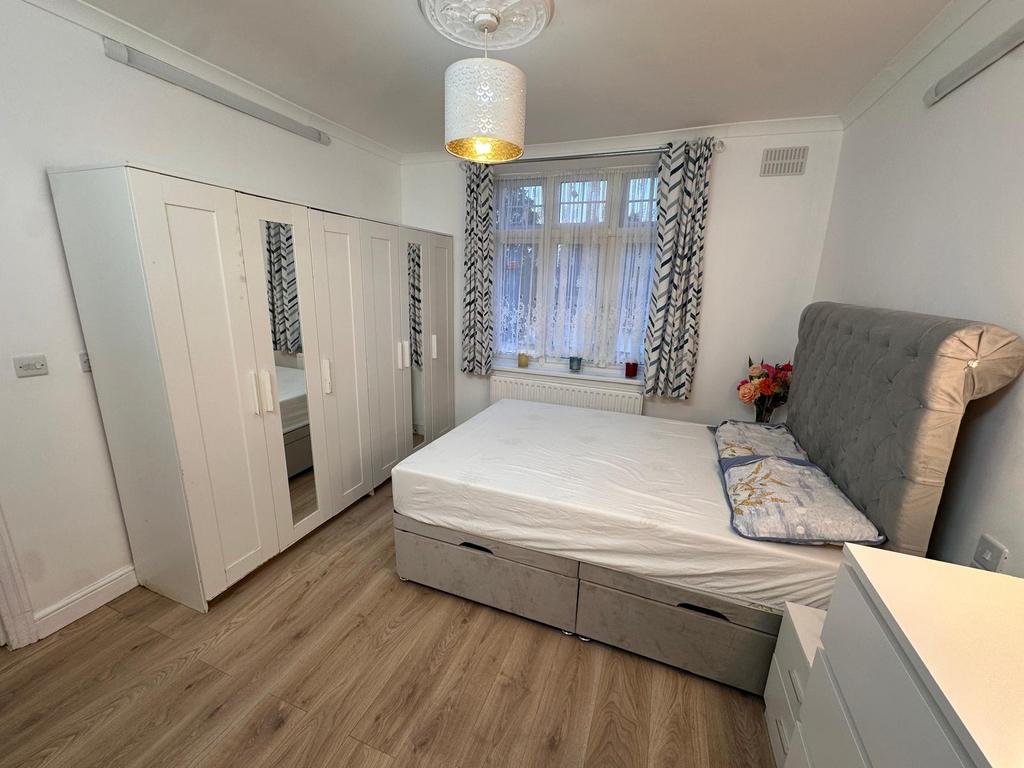 Apartment in Hounslow - View 3