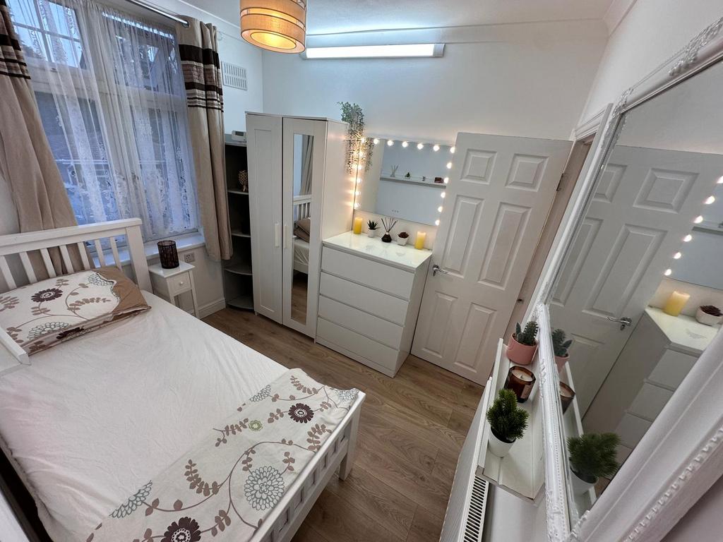 Apartment in Hounslow - View 4