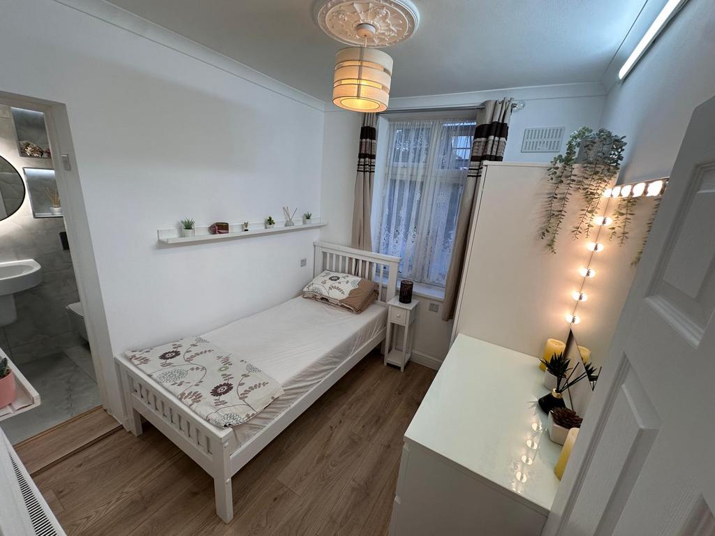 Apartment in Hounslow - View 5