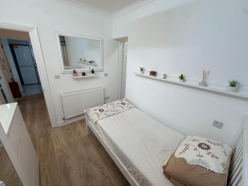 Apartment in Hounslow - More