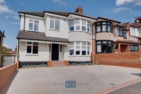 4 bedroom detached house to rent, Kings Avenue, Woodford Green IG8