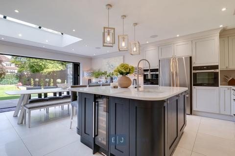 4 bedroom detached house to rent, Kings Avenue, Woodford Green IG8