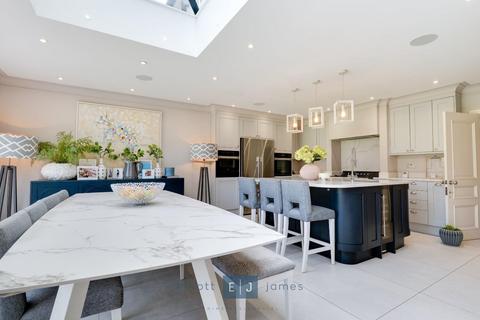 4 bedroom detached house to rent, Kings Avenue, Woodford Green IG8