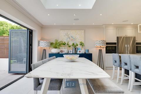 4 bedroom detached house to rent, Kings Avenue, Woodford Green IG8