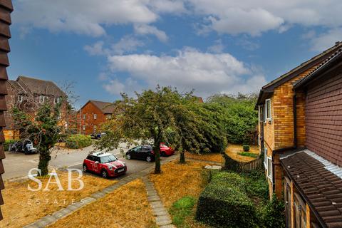 Studio to rent, Brendon Close, Harlington, UB3