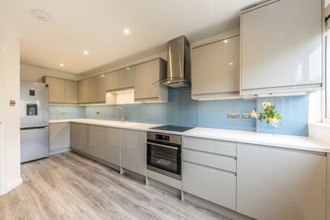 3 bedroom terraced house to rent, Millshott Close, London SW6