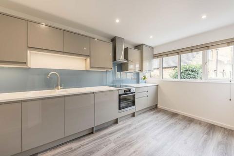 3 bedroom terraced house to rent, Millshott Close, London SW6