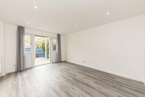 3 bedroom terraced house to rent, Millshott Close, London SW6