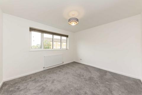 3 bedroom terraced house to rent, Millshott Close, London SW6