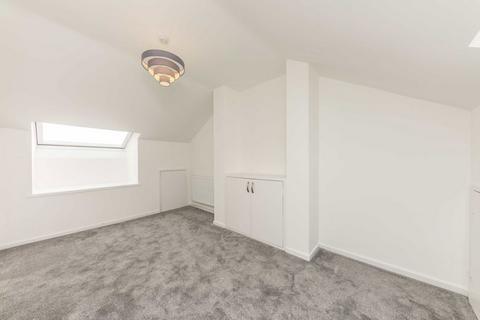 3 bedroom terraced house to rent, Millshott Close, London SW6