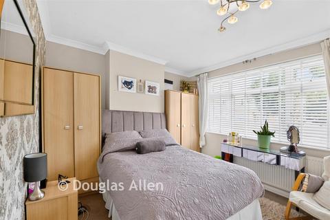2 bedroom terraced house for sale, Eastbury Road, Romford RM7