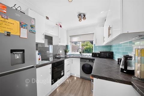 2 bedroom terraced house for sale, Eastbury Road, Romford RM7