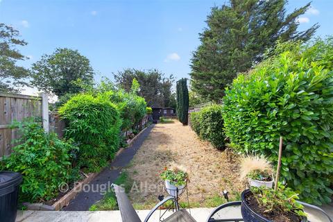 2 bedroom terraced house for sale, Eastbury Road, Romford RM7