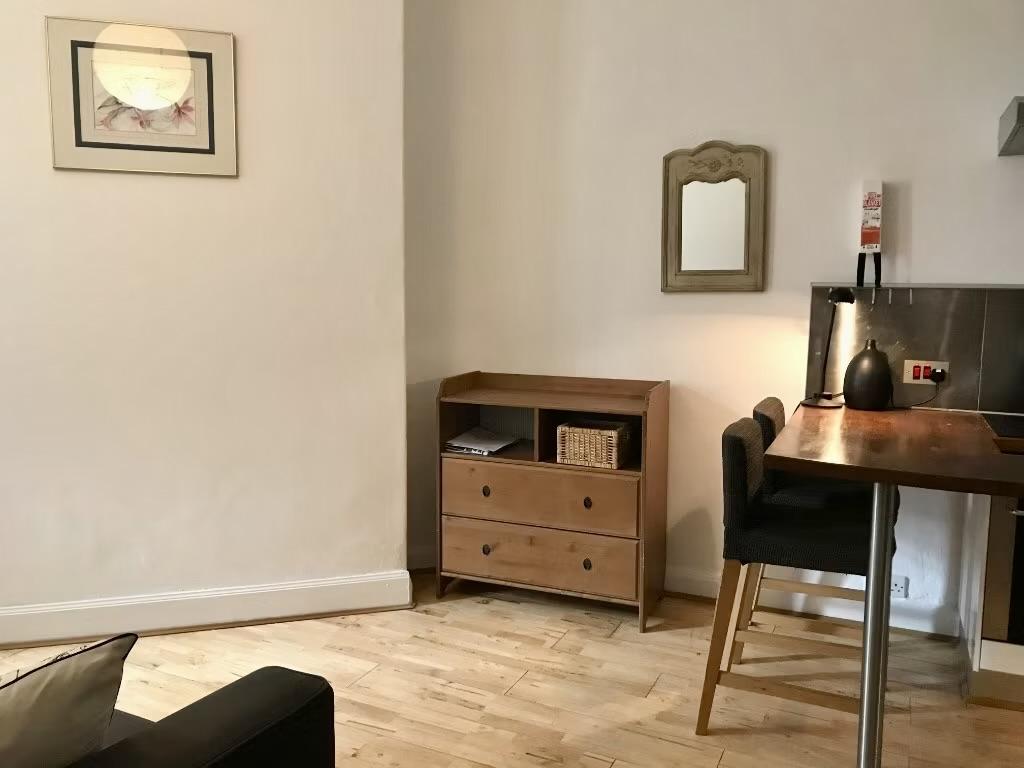 Apartment in Edinburgh, Morningside - View 3