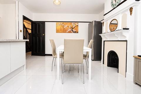 4 bedroom terraced house to rent, Warlingham Road, Thornton Heath, CR7