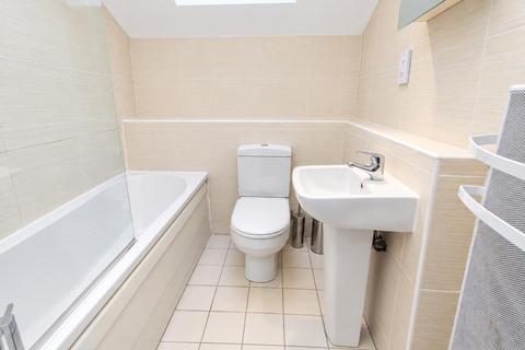 2 bedroom flat to rent, Ring Road Moortown, Leeds, LS17