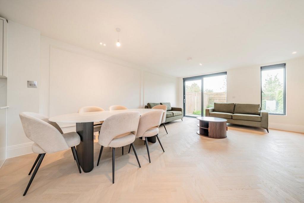 House in Norwood Green - View 3