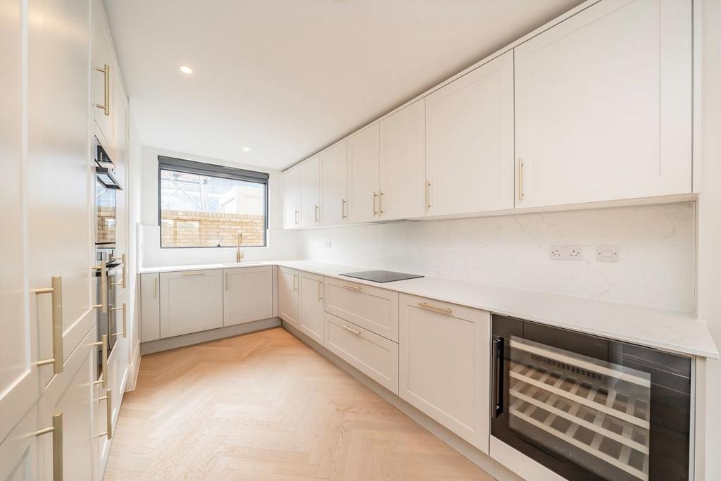 House in Norwood Green - View 4