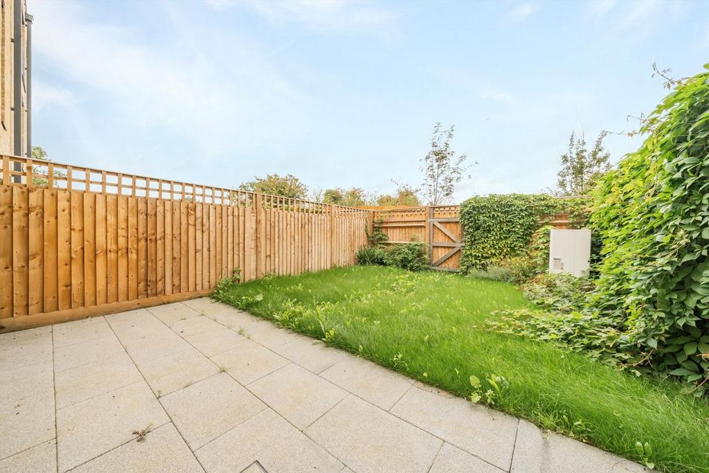 House in Norwood Green - View 5