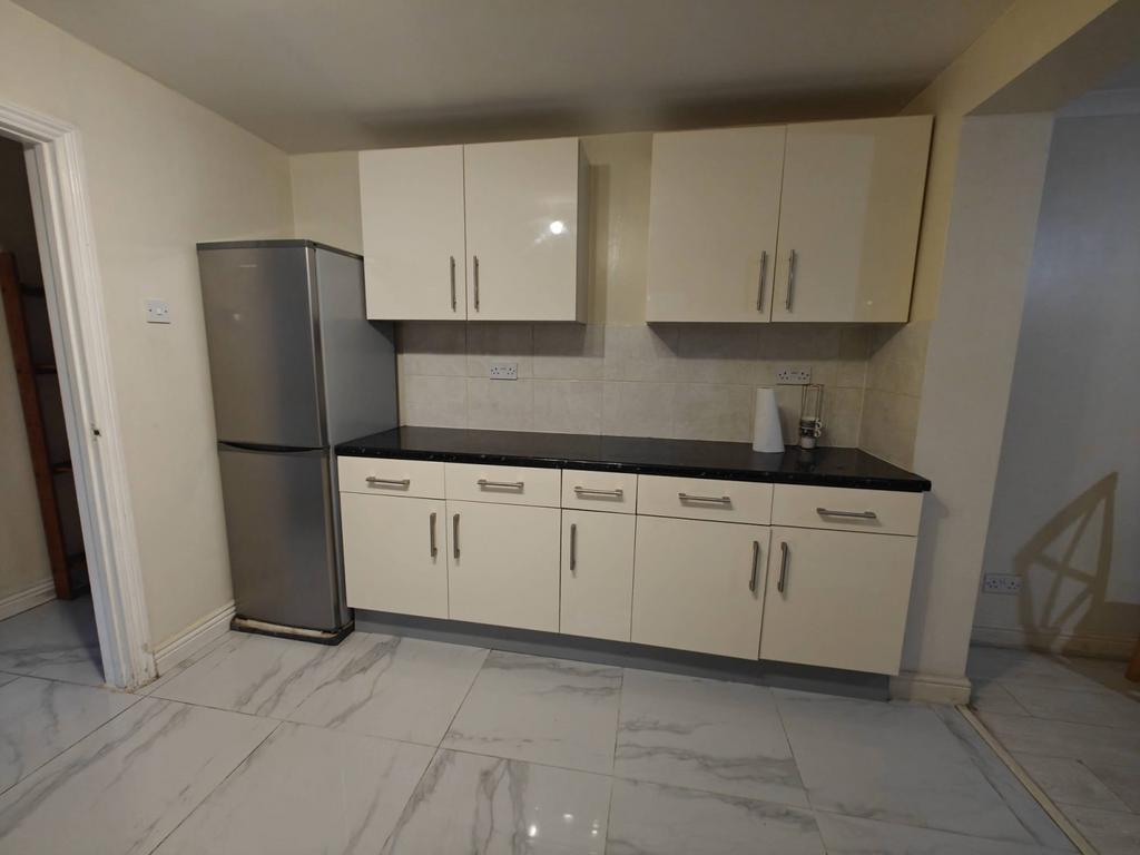 Apartment in HOUNSLOW - View 4