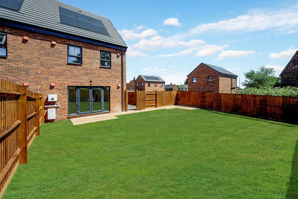House in Leeds, West Yorkshire - View 2