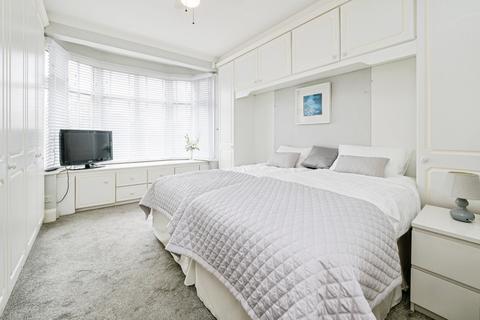 2 bedroom semi-detached house for sale, Ravenscourt Drive, Hornchurch, RM12