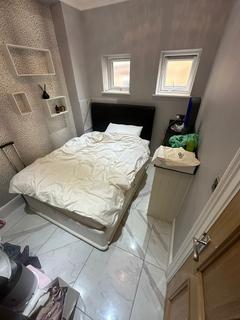 Studio to rent, romford RM1
