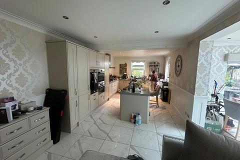 Studio to rent, romford RM1