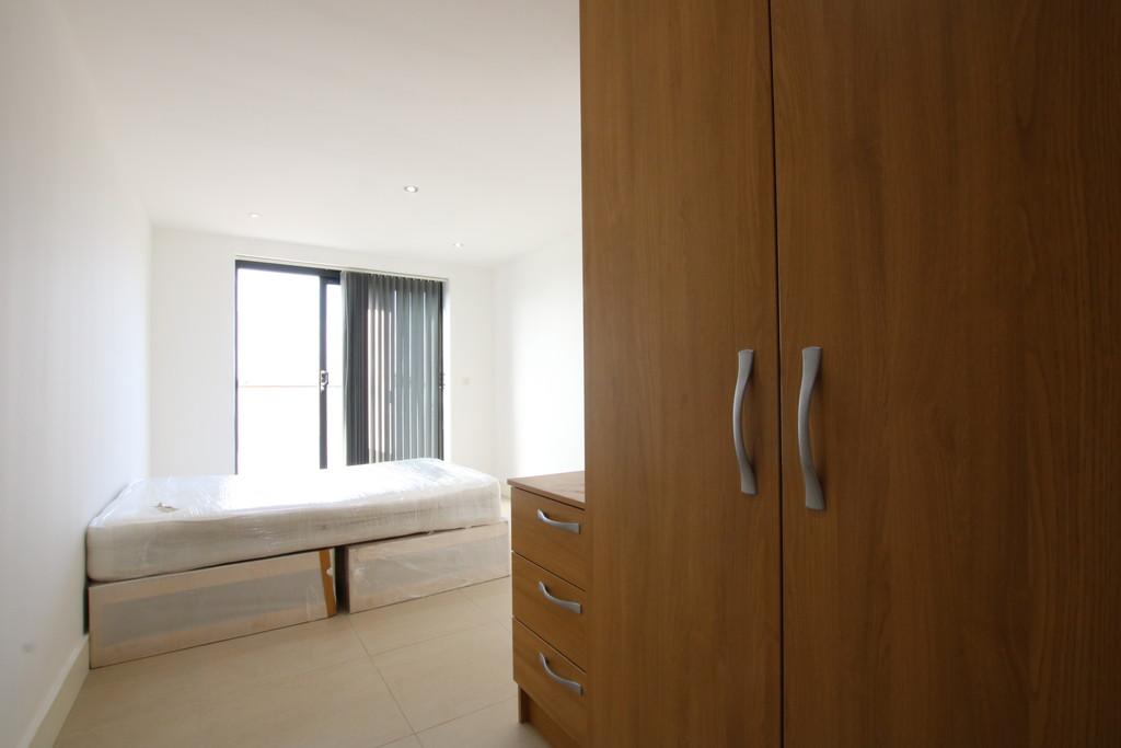 Apartment in Willesden - View 3