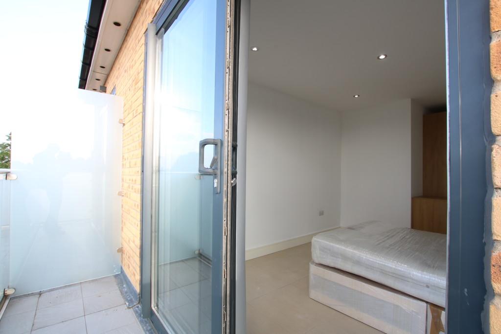 Apartment in Willesden - View 5